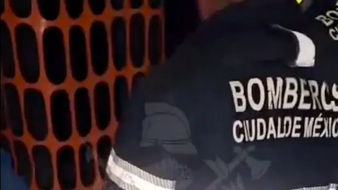 Tres personas recibieron atención médica por crisis nerviosa tras permanecer atrapadas dentro del ascensor; no hubo lesionados./ Captura de pantalla