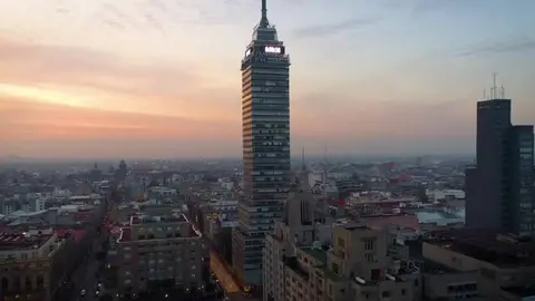 ¡Terror en la Torre… Latino! Nueve personas quedan atrapadas tras falla en elevador