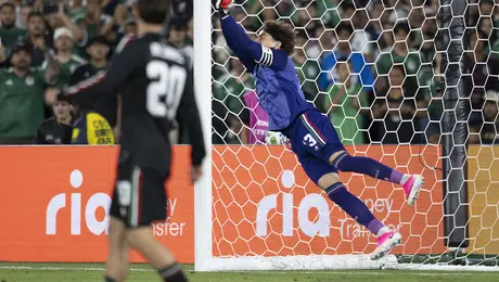 ¡Listo para la titularidad! Memo Ochoa entra en el segundo tiempo y lanza tremenda atajada con ovación incluida