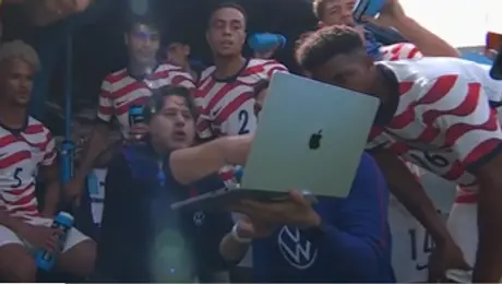 Pochettino se lleva el protagonismo por aplicar estrategias, a sus jugadores, con laptop en pleno partido