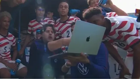 Pochettino se lleva el protagonismo por aplicar estrategias, a sus jugadores, con laptop en pleno partido