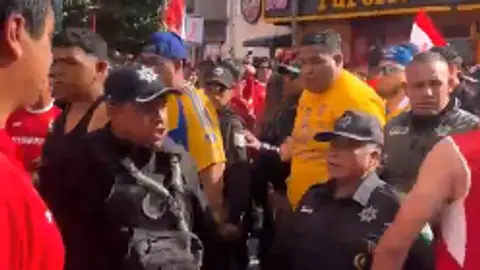 Policía que golpeó a un aficionado del Toluca l CAPTURA