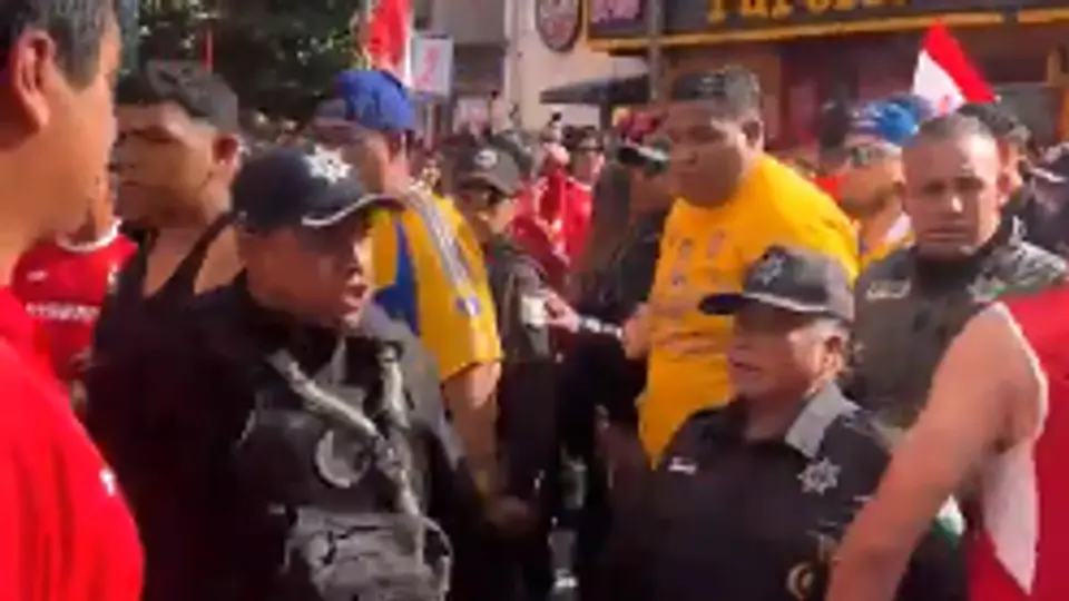 Policía que golpeó a un aficionado del Toluca l CAPTURA