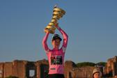 Jonas Vingegaard gana el Giro y es el octavo ciclista masculino en ganar las 3 grandes vueltas