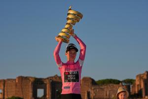 Jonas Vingegaard gana el Giro y es el octavo ciclista masculino en ganar las 3 grandes vueltas