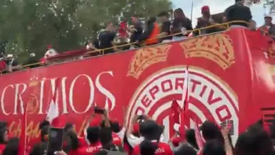 ¡Oleada Escarlata! Afición protagoniza un hervidero de celebración en desfile del Toluca