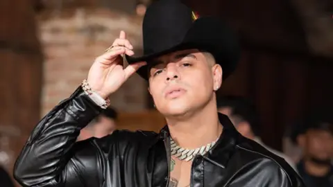 La advertencia contra el cantante generó preocupación entre seguidores de Grupo Firme y usuarios de redes sociales.