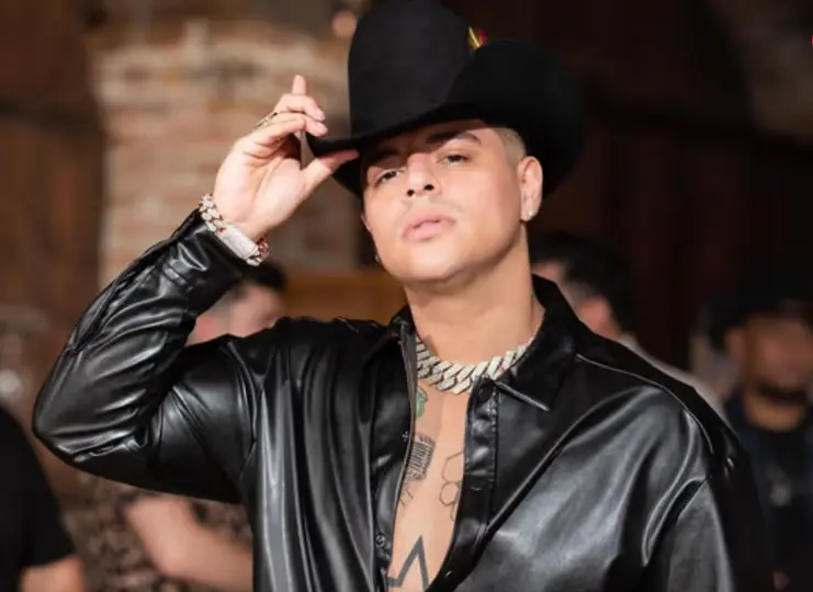 La advertencia contra el cantante generó preocupación entre seguidores de Grupo Firme y usuarios de redes sociales.