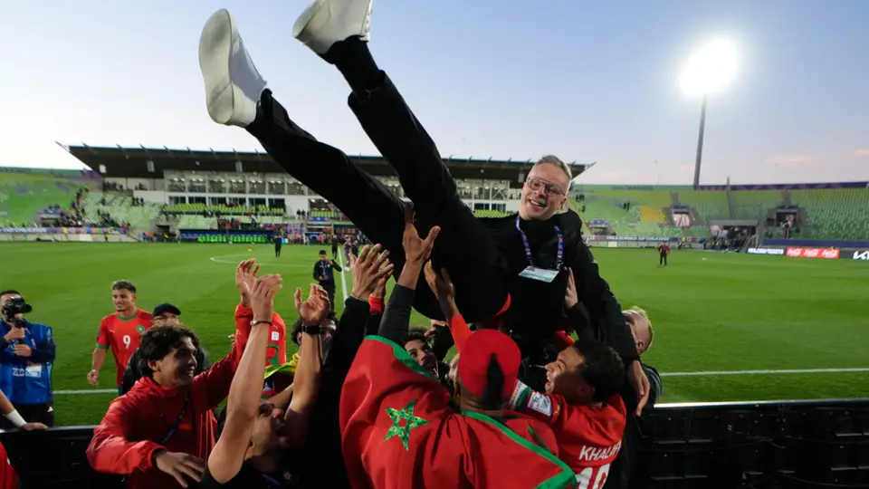 Mohamed Ouahbi celebra con los jovenes marroquíes Sub-20 en Chile | AP