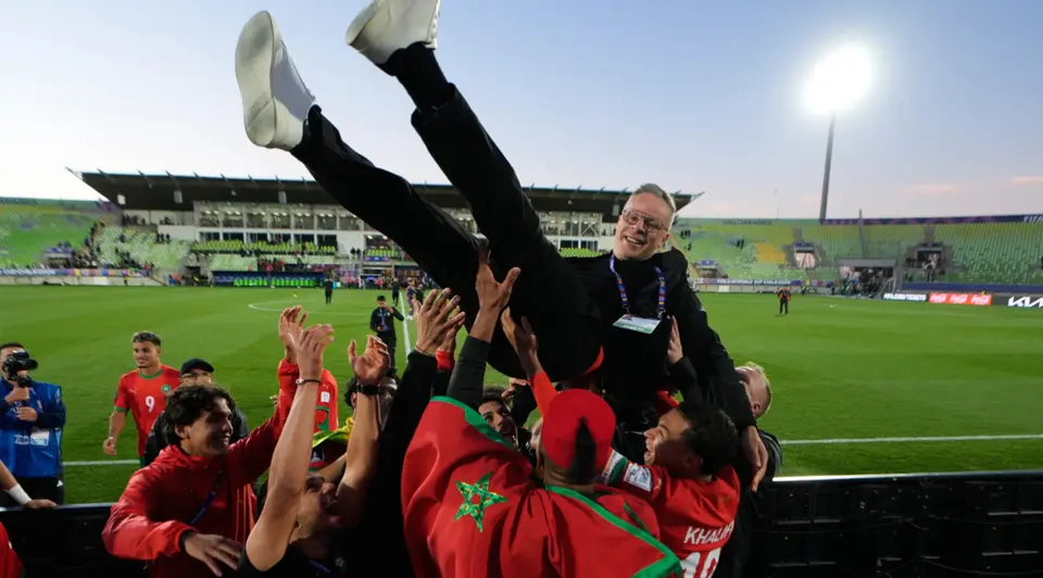 Mohamed Ouahbi celebra con los jovenes marroquíes Sub-20 en Chile | AP