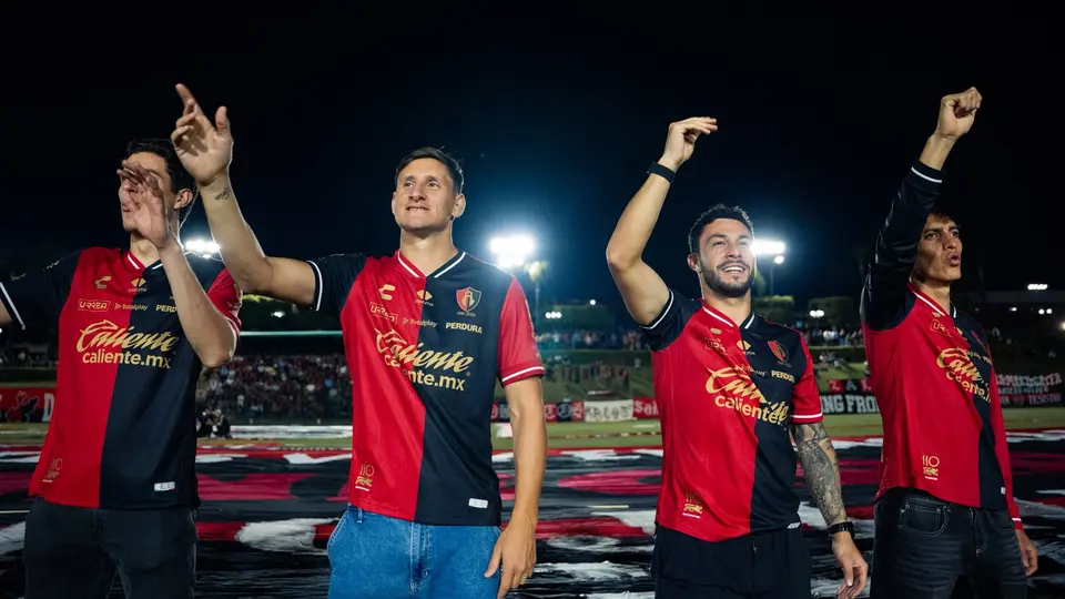Jugadores de Atlas cantando con la afición | X @AtlasFC