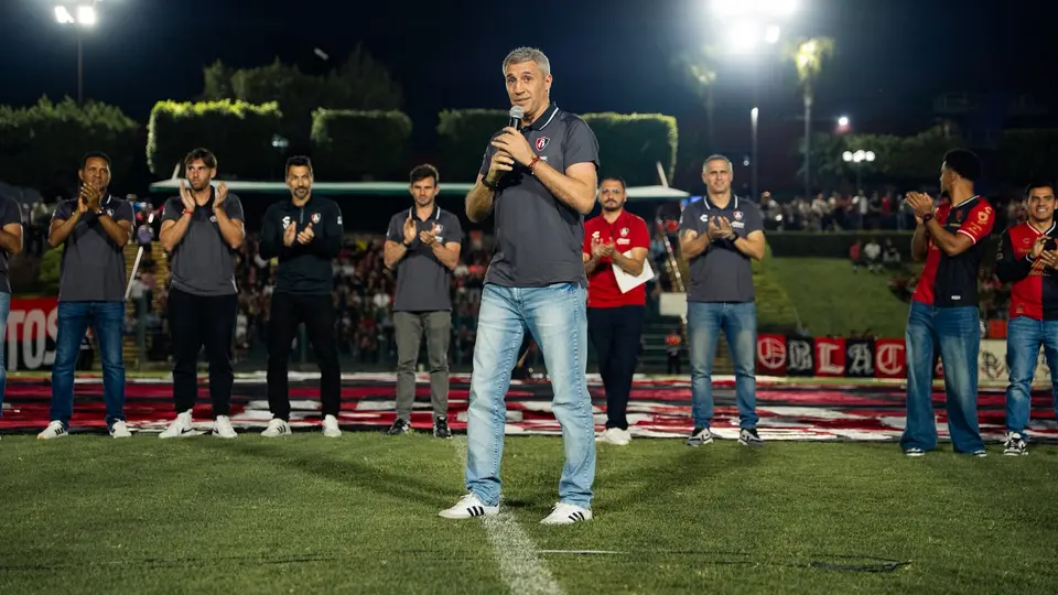 Hernán Crespo nuevo entrenador de Atlas, hablando para la afición | x @AtlasFC