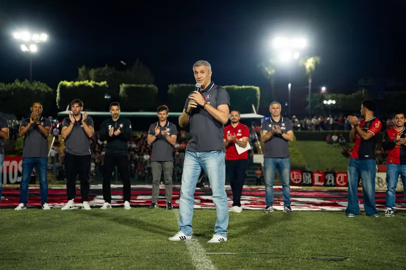 Hernán Crespo nuevo entrenador de Atlas, hablando para la afición | x @AtlasFC