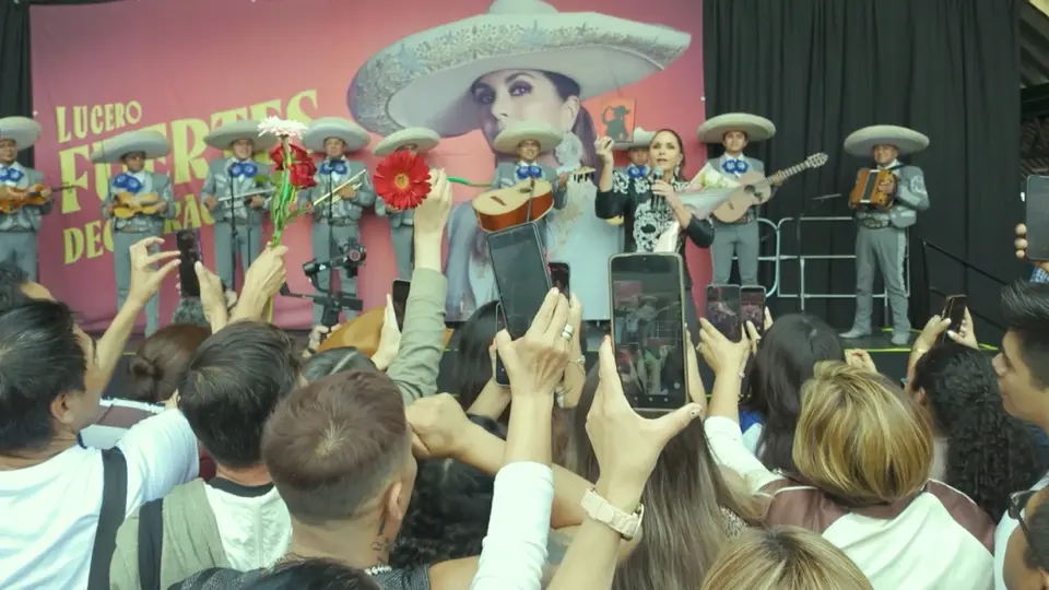 La gente quedó muy contenta con la visita de Lucero, ya que lograron convivir con la artista / Especial