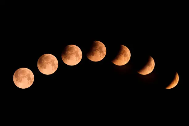 El punto máximo del fenómeno ocurrirá a las 22:12 horas, cuando la sombra de la Tierra cubra casi por completo el disco lunar./ Pixabay