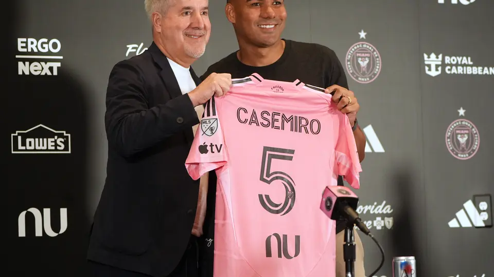 Casemiro junto a copropietario del Inter Miami, Jorge Mas | AP