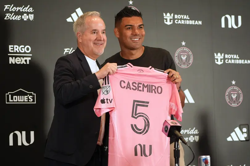 Casemiro junto a copropietario del Inter Miami, Jorge Mas | AP