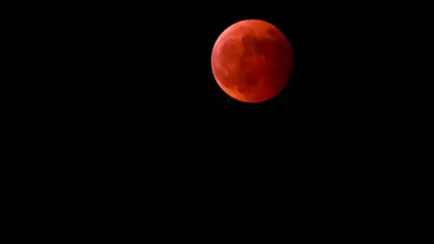 La llamada "Luna de sangre" adquirirá su característico tono rojizo durante la fase de mayor cobertura del eclipse./ Pixabay