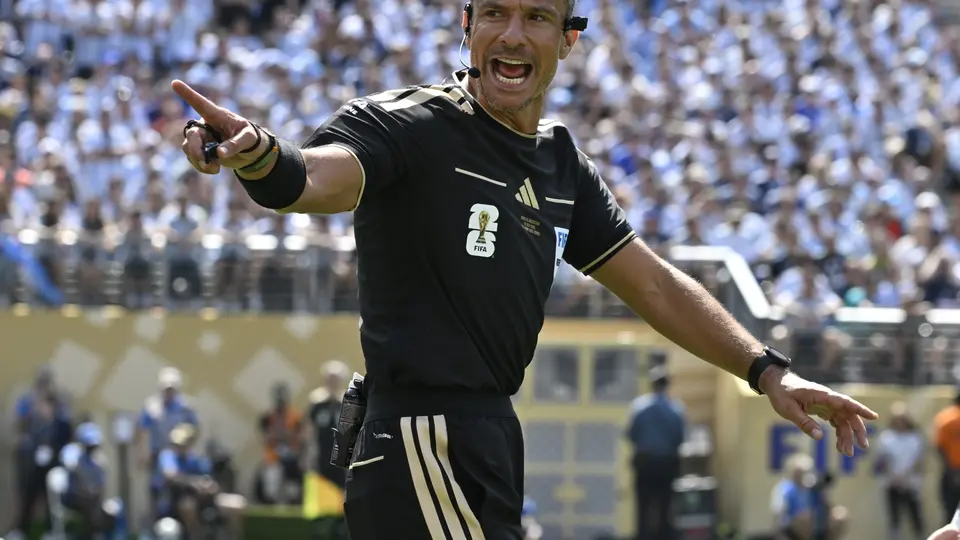 ¡Espectacular! Video del árbitro del Argentina vs Inglaterra sale a la luz