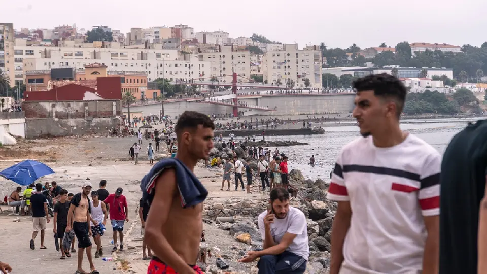 Autoridades españolas estimaron que entre 50 mil y 60 mil personas cruzaron desde Marruecos / AP