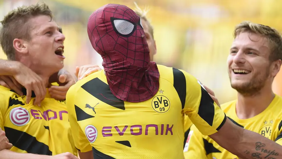 Pierre-Emerick Aubameyang festejando como Spider-Man | Captura de pantalla