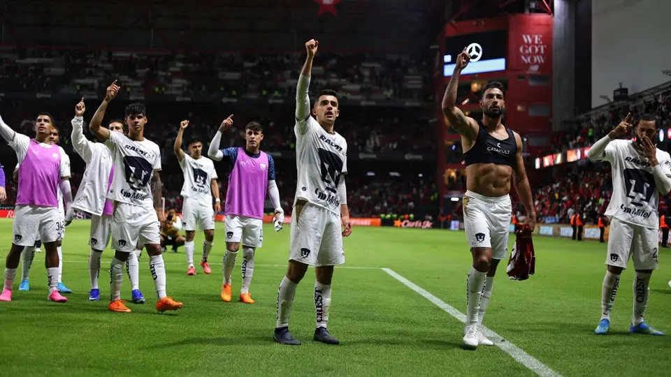 Jugadores de Pumas celebran en el Apertura 2026 | IMAGO 7