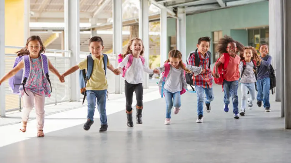 Las autoridades educativas exhortan a las familias a consultar las fechas del proceso y dar seguimiento a los resultados de asignación. /istock