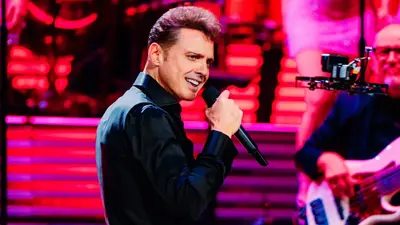 Luis Miguel reaparece tras rumores sobre su salud y sorprende tomando un refresco de cola