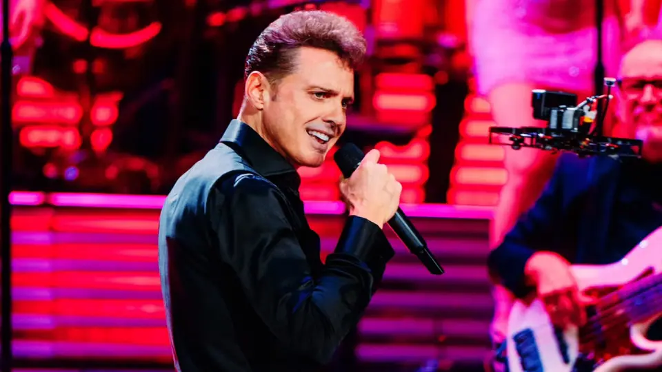 Luis Miguel reaparece tras rumores sobre su salud y sorprende tomando un refresco de cola