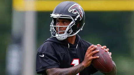 Tua Tagovailoa mantiene la calma pese a molestias en la espalda durante el campamento de los Falcons