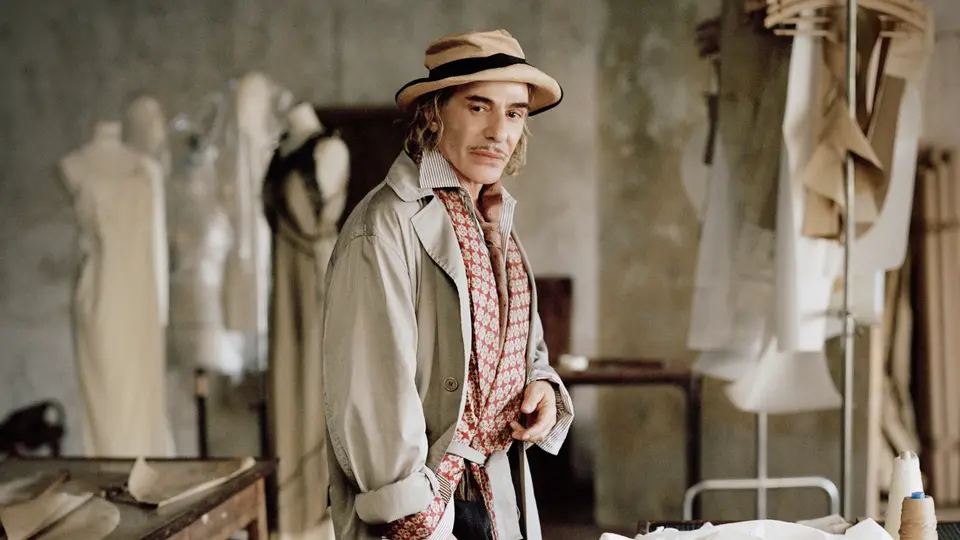 La muestra “John Galliano: Horizons” habría recorrido las distintas etapas de la carrera del diseñador británico / Redes Sociales