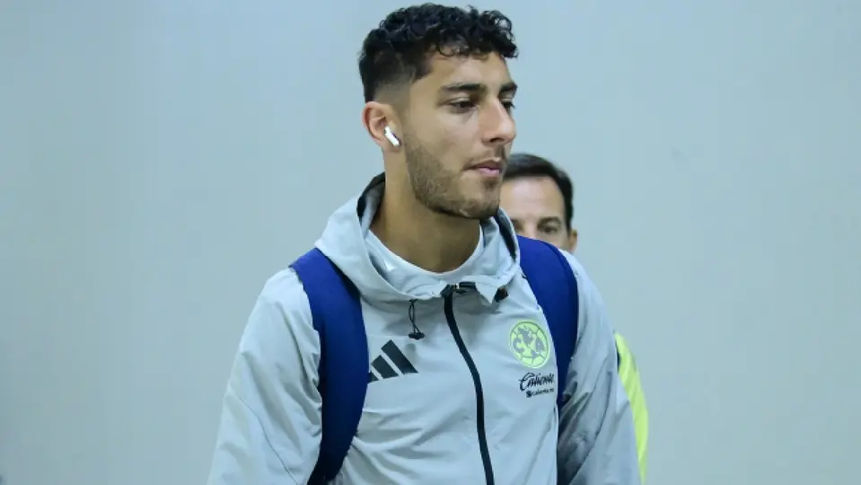 Sebastián Cáceres viajando con América | IMAGO7