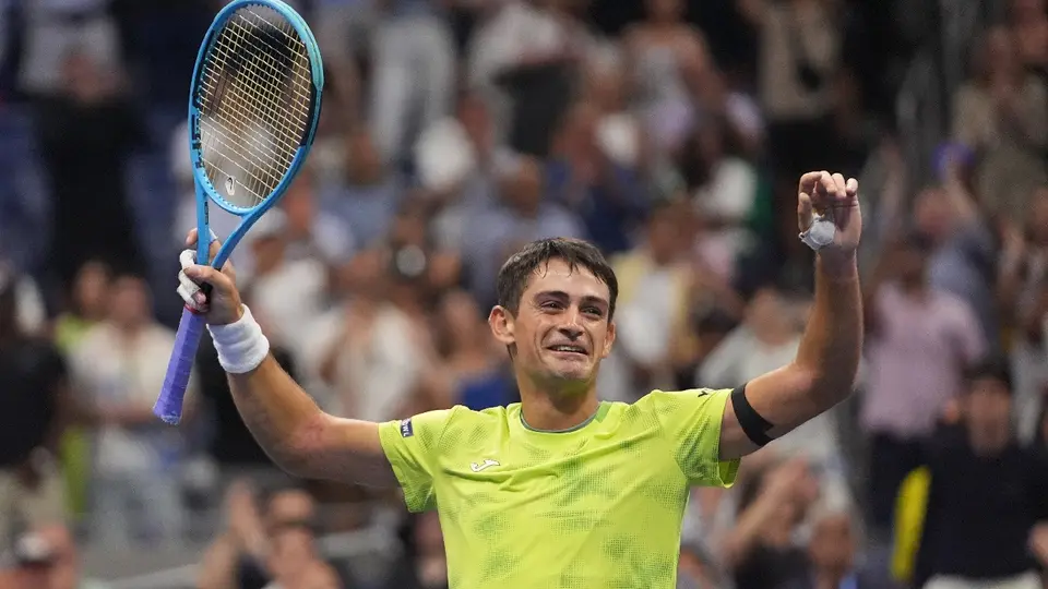 Mariano Navone, tenista argentino, celebrando triunfo ante Novak Djokovic | AP
