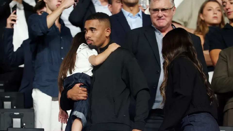 Gabriel Jesus en un palco del Camp Nou con su familia | AFP
