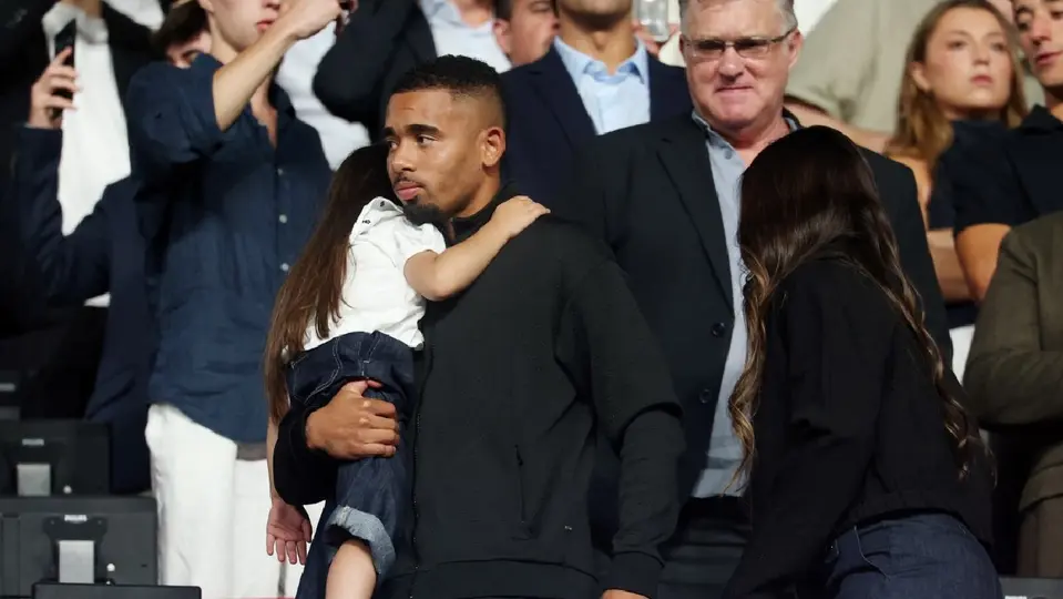 Gabriel Jesus en un palco del Camp Nou con su familia | AFP