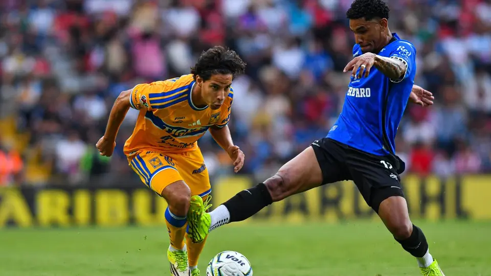 Paulo Victor con Gallos Blancos de Querétaro ante Tigres en la Liga MX | IMAGO 7
