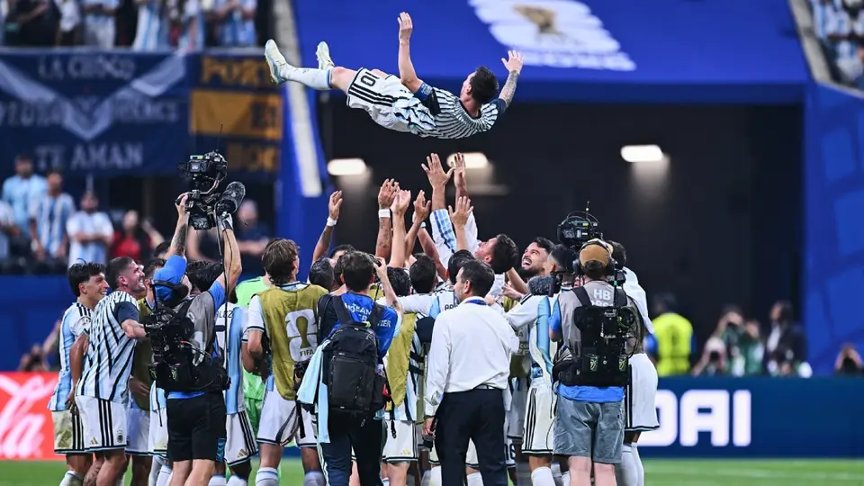 Jugadores de Argentina celebran a Lionel Messi luego del juego ante Egipto en el Mundial 2026 | MEXSPORT