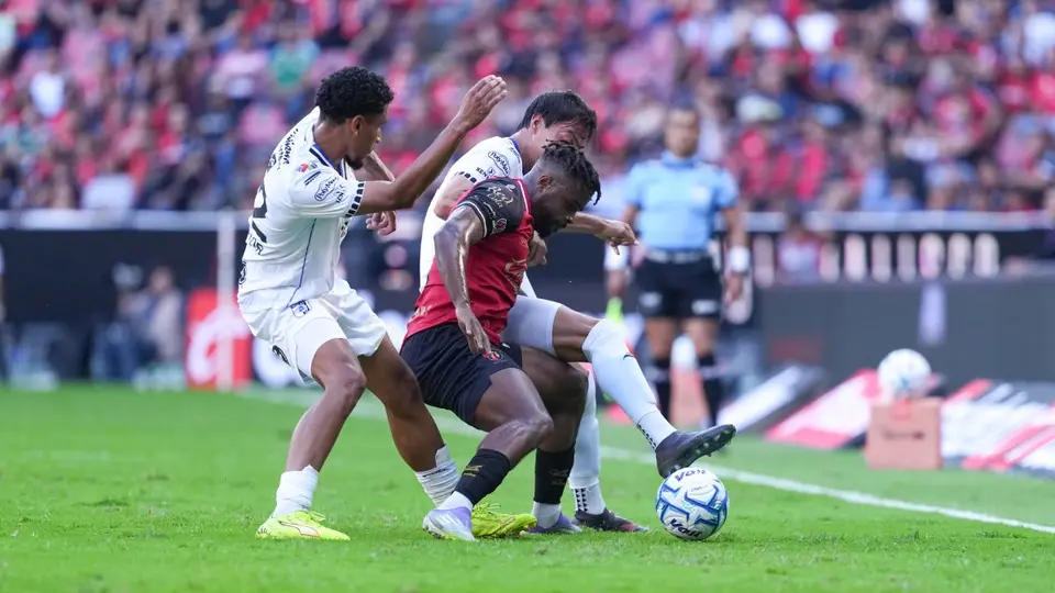 Paulo Victor con Gallos Blancos de Querétaro ante Atlas en la Liga MX | IMAGO 7