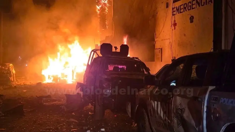 Uno de los vehículos vinculados con el atentado tenía reporte de robo con violencia en Jalisco.X: @blogdelnarcomex