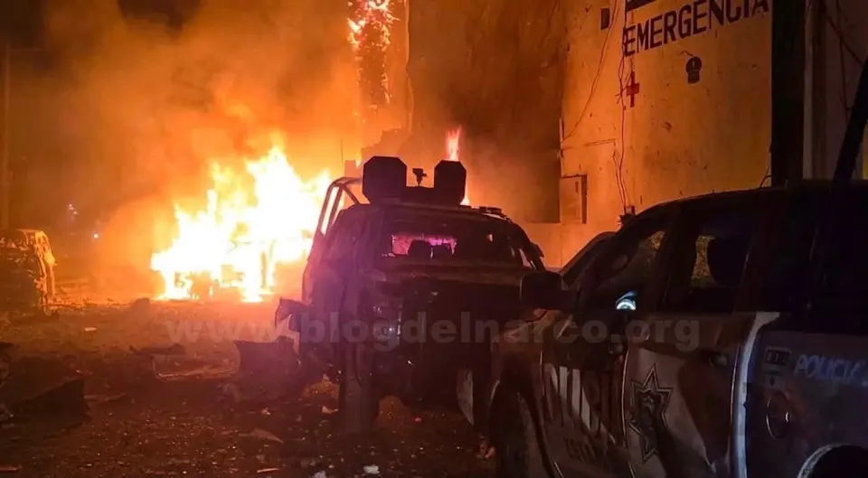 Uno de los vehículos vinculados con el atentado tenía reporte de robo con violencia en Jalisco.X: @blogdelnarcomex