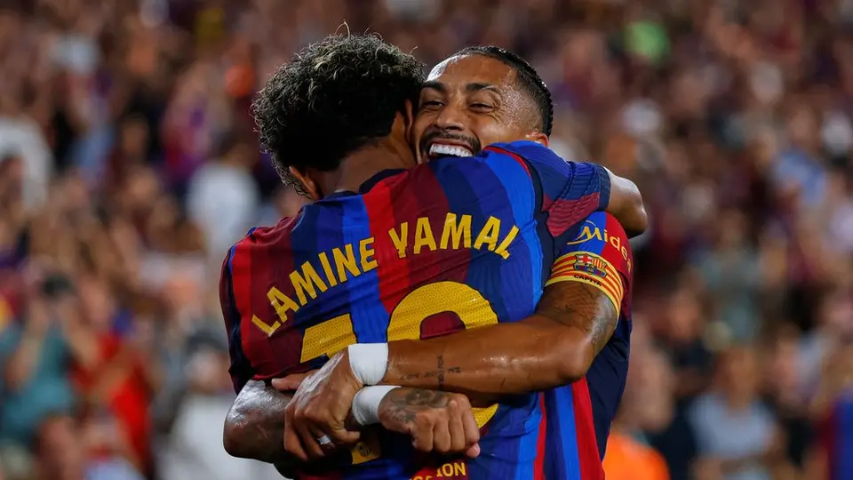 Raphinha y Lamine Yamal en celebración con Barcelona | AP