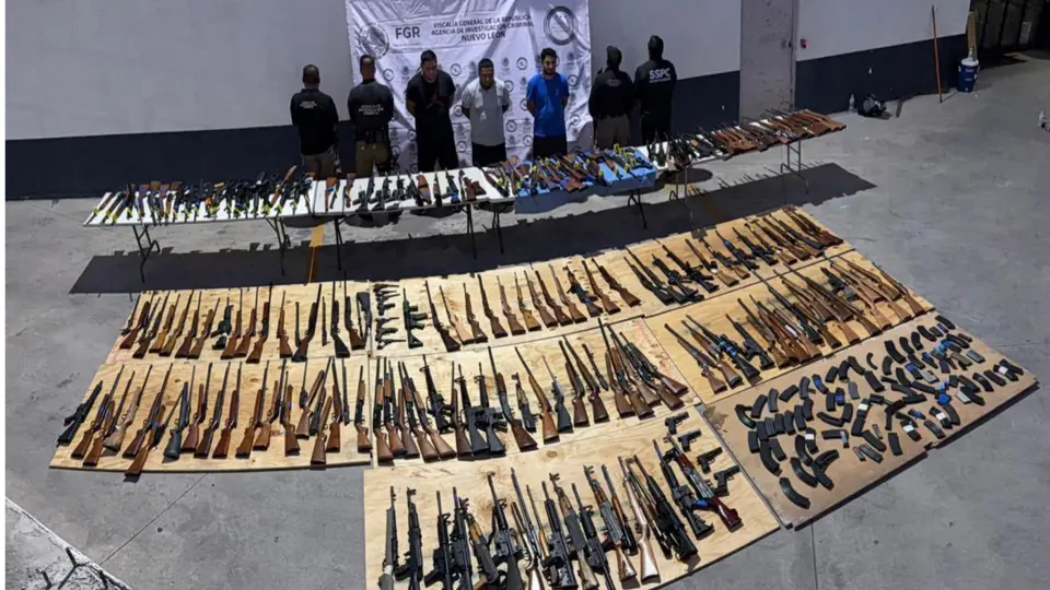 Aseguran 210 armas provenientes de Texas y detienen a tres personas en Nuevo León