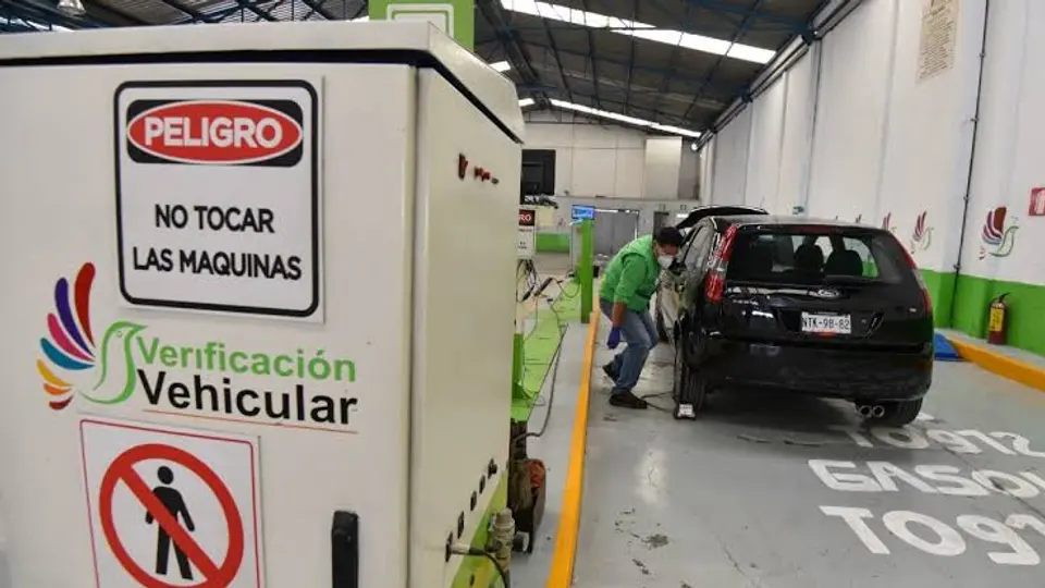 En la CDMX, el costo de la verificación vehicular es de 765.44 pesos durante el segundo semestre de 2026./ RS