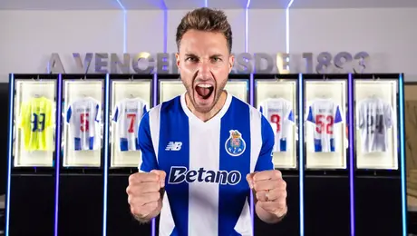 ¡Santi Giménez ya es Dragón! Porto presenta al mexicano
