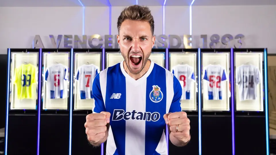 ¡Santi Giménez ya es Dragón! Porto presenta al mexicano