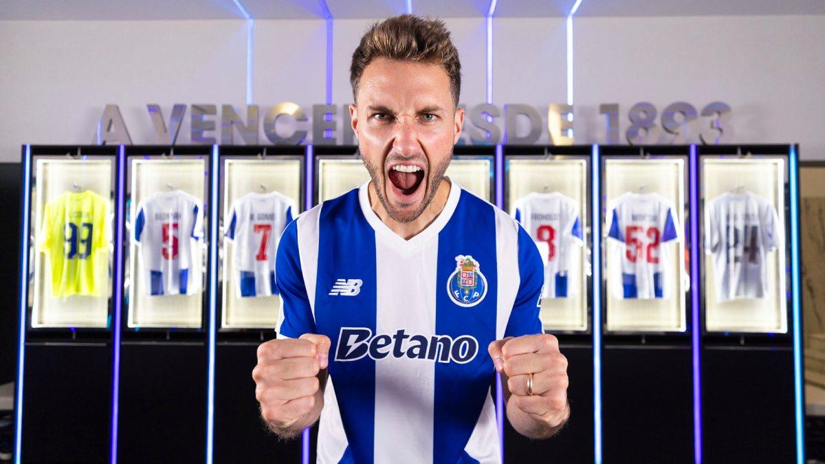 Santi Giménez en su presentación con Porto | fcporto.pt