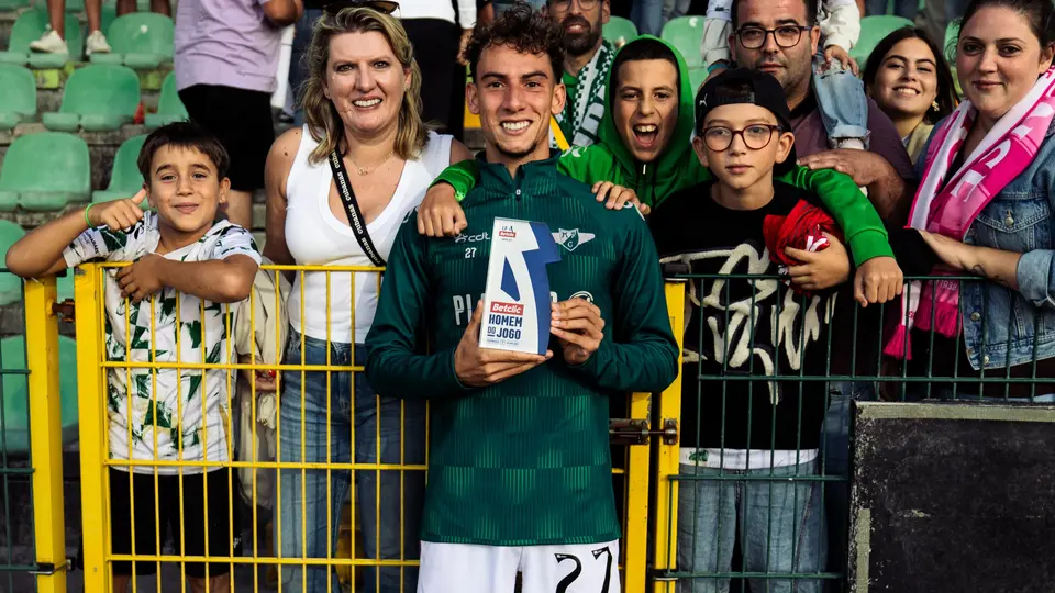 Domingues con su premio al mejor jugador | IG: @moreirensefutebolclube