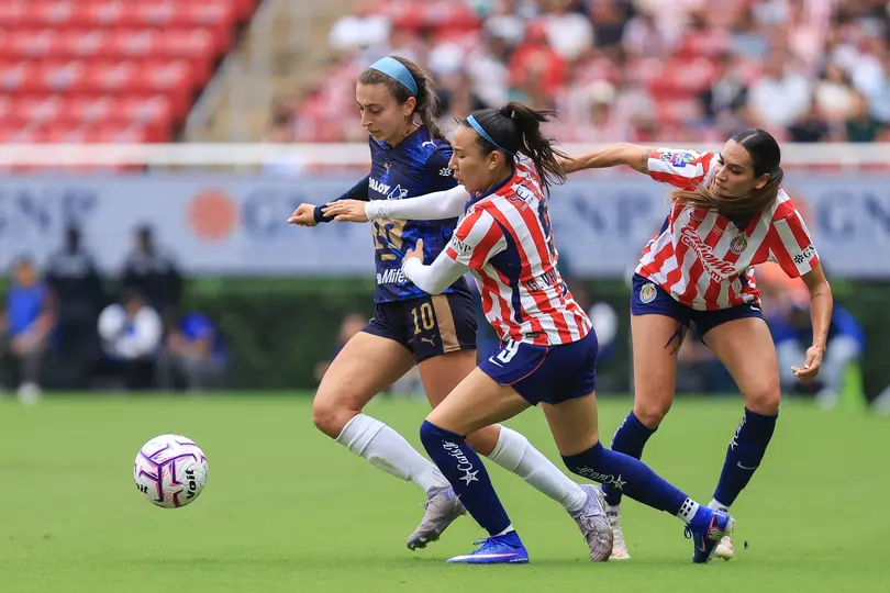Chivas vs Pumas LF J5 l IMAGO7