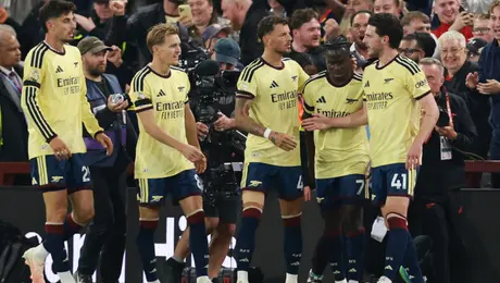 Arsenal vence al Aston Villa y mantiene paso perfecto