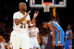 Lakers supera al Thunder con gran actuación de Meeks